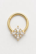 14k Gold Piercing Clicker mit Blütenmotiv · Yellow Gold · Studio 1/3 Guided [mj-base:003-0008] [mj-variant:001] [mj-role:variant_main] [mj-rank:0]