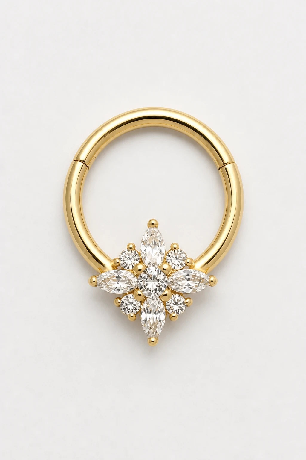 14k Gold Piercing Clicker mit Blütenmotiv · Yellow Gold · Studio 1/3 Guided