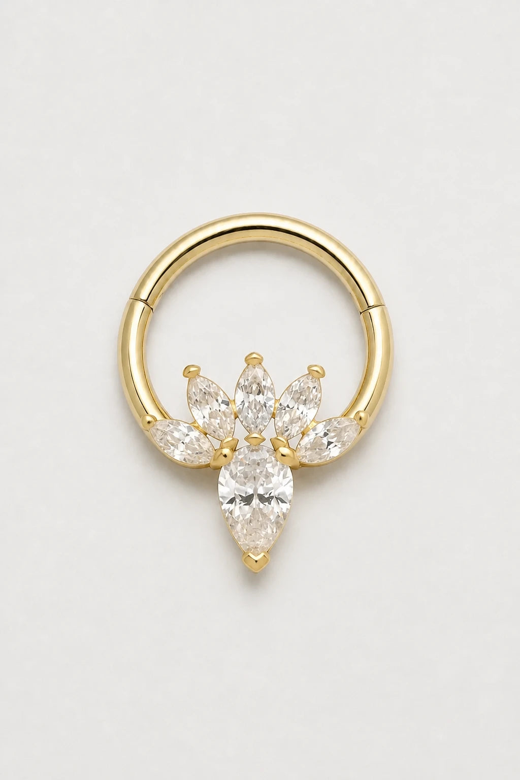 14k Gold Piercing Clicker mit Blütenmotiv · Yellow Gold · Studio 1/3 Guided