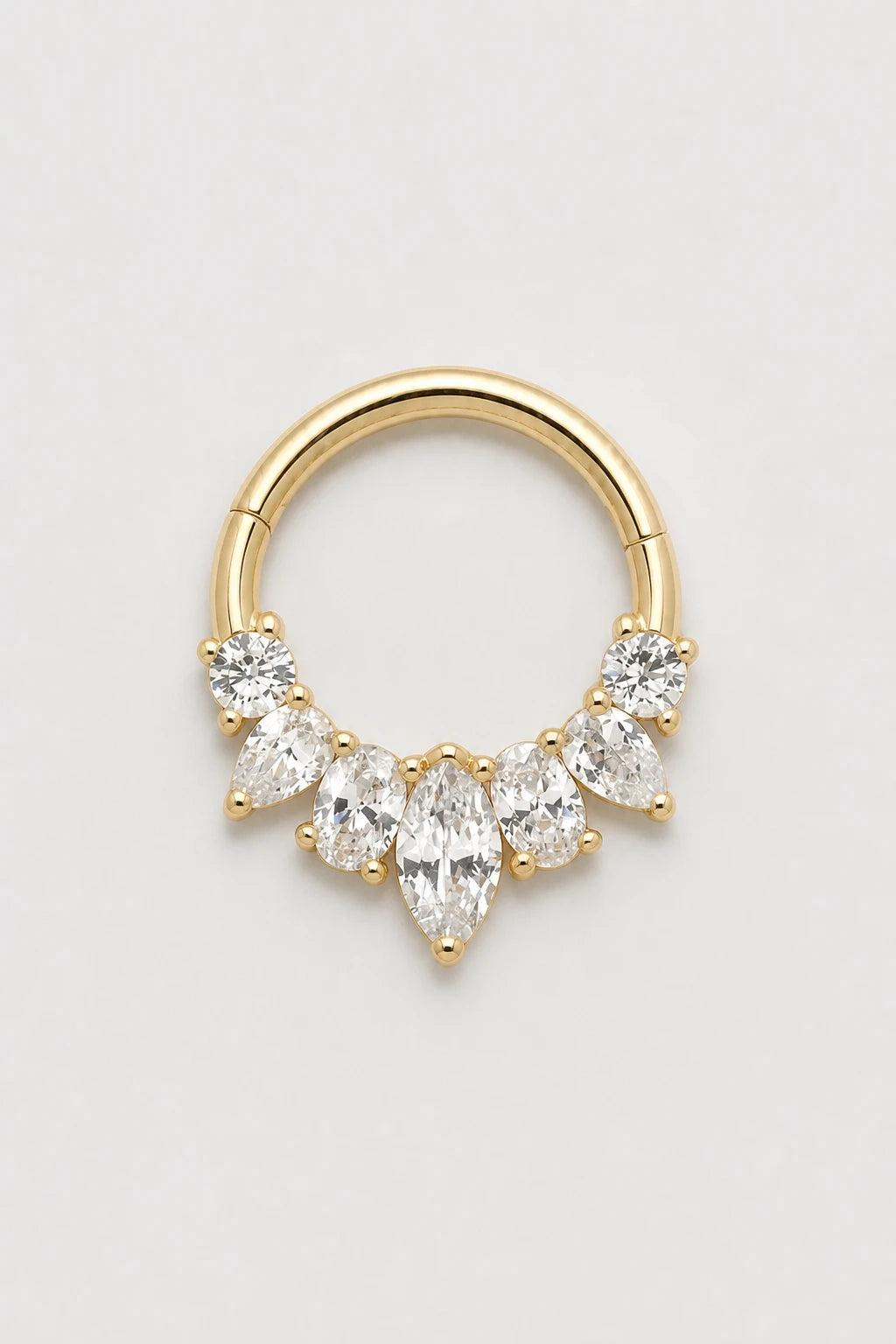 14k Gold Piercing Clicker mit Zirkonia-Cluster · Yellow Gold · Studio 1/3 Guided
