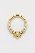 14k Gold Piercing Clicker mit Blütenmotiv · Yellow Gold · Studio 1/3 Guided [mj-base:003-0021] [mj-variant:001] [mj-role:variant_main] [mj-rank:0]
