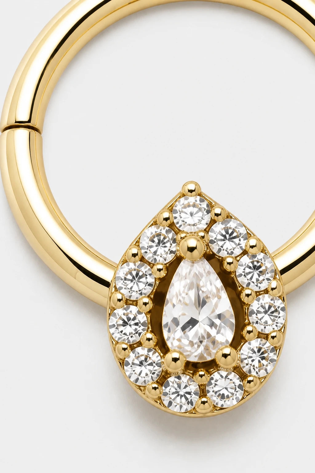 14k Gold Piercing Clicker mit Tropfen-Zirkonia · Yellow Gold · Studio 2/3 Macro