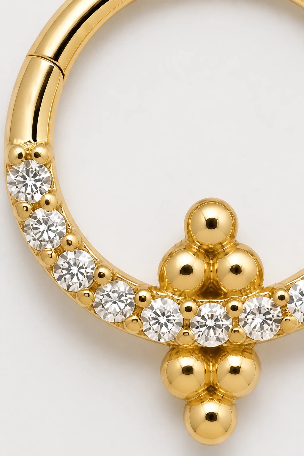14k Gold Piercing Clicker mit Zirkonia-Cluster · Yellow Gold · Studio 2/3 Macro