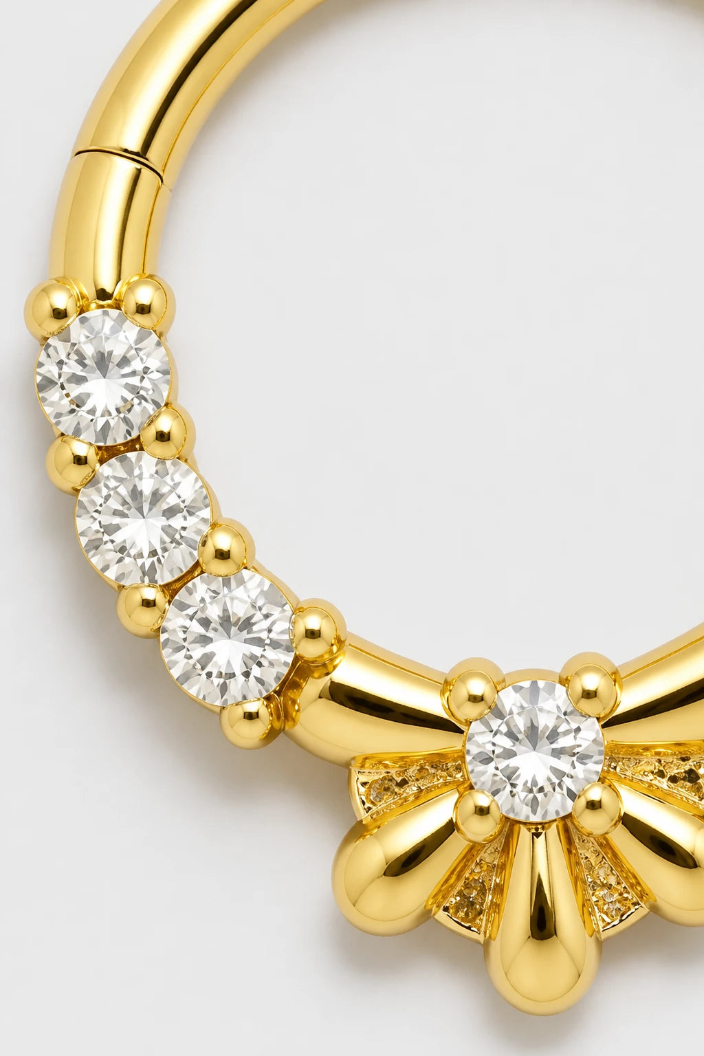 14k Gold Piercing Clicker mit Blütenmotiv · Yellow Gold · Studio 2/3 Macro