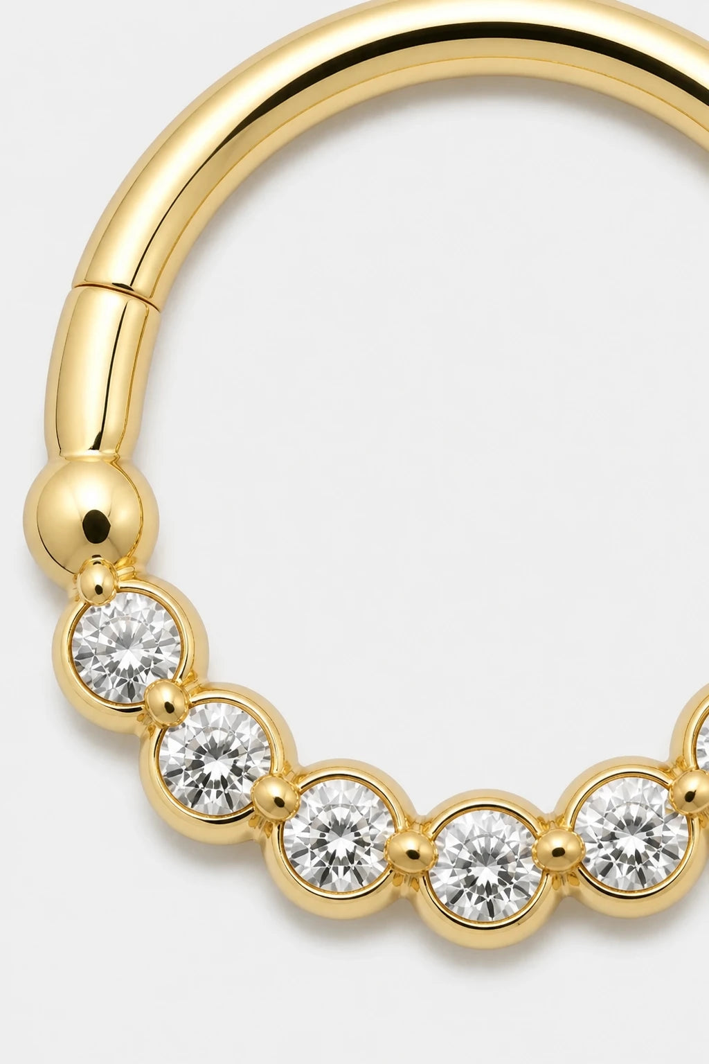 14k Gold Piercing Clicker mit Kugelstruktur · Yellow Gold · Studio 2/3 Macro