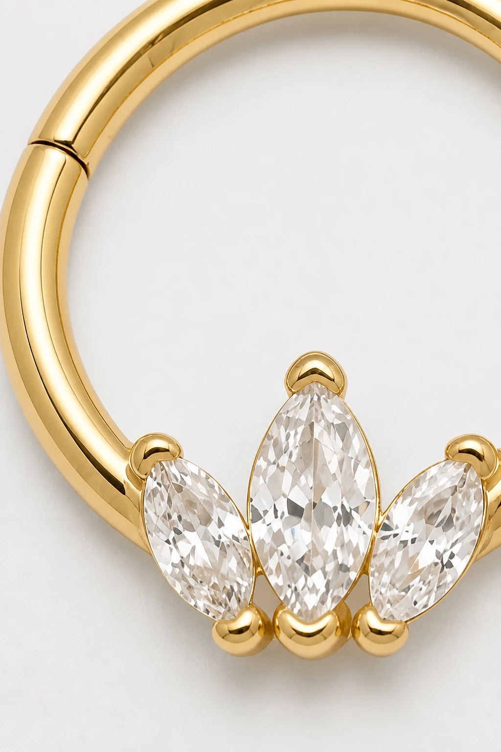 14k Gold Piercing Clicker mit drei Marquise-Zirkonia · Yellow Gold · Studio 2/3 Macro