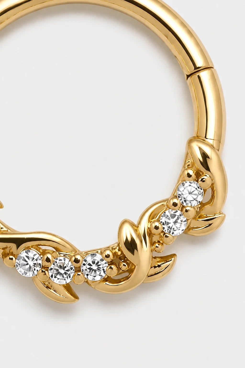 14k Gold Piercing Clicker mit Blattmotiv · Yellow Gold · Studio 2/3 Macro