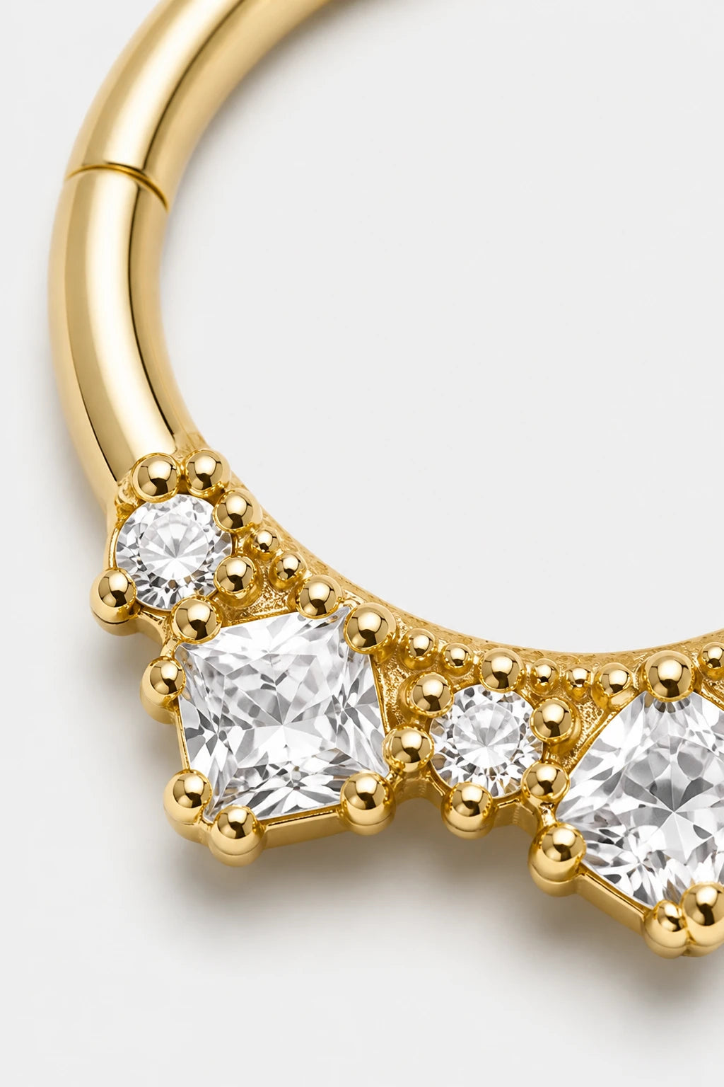 14k Gold Piercing Clicker mit klaren Zirkonia · Yellow Gold · Studio 2/3 Macro