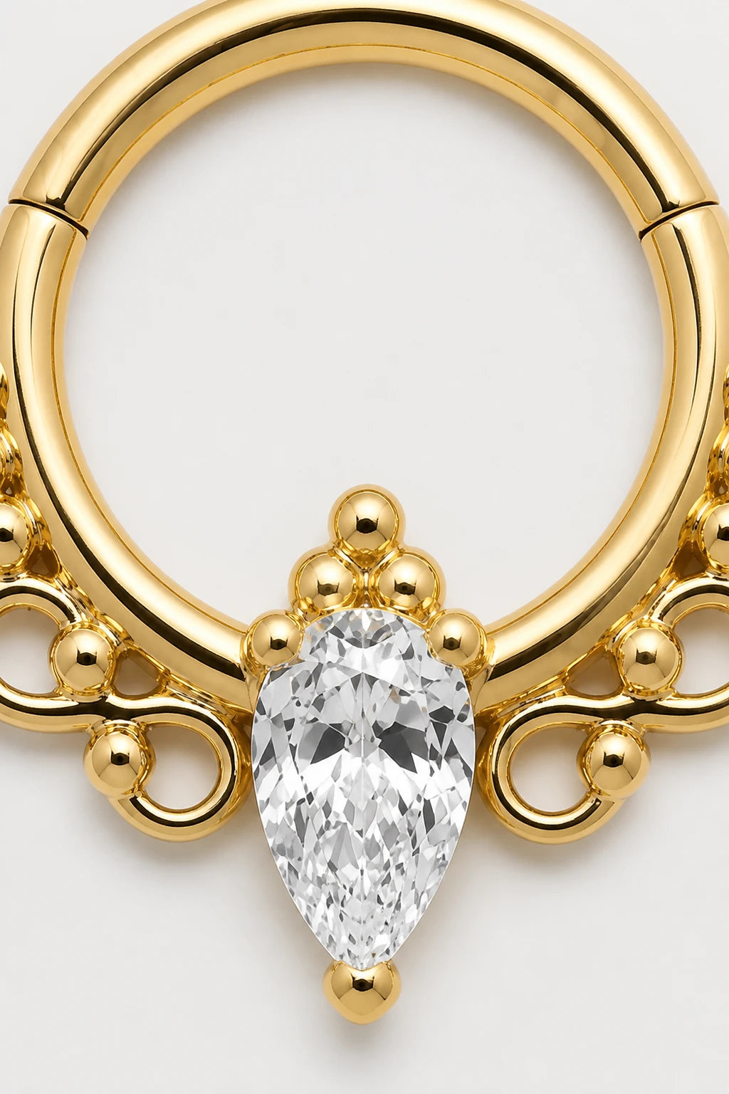 14k Gold Piercing Clicker mit Tropfen-Zirkonia · Yellow Gold · Studio 2/3 Macro