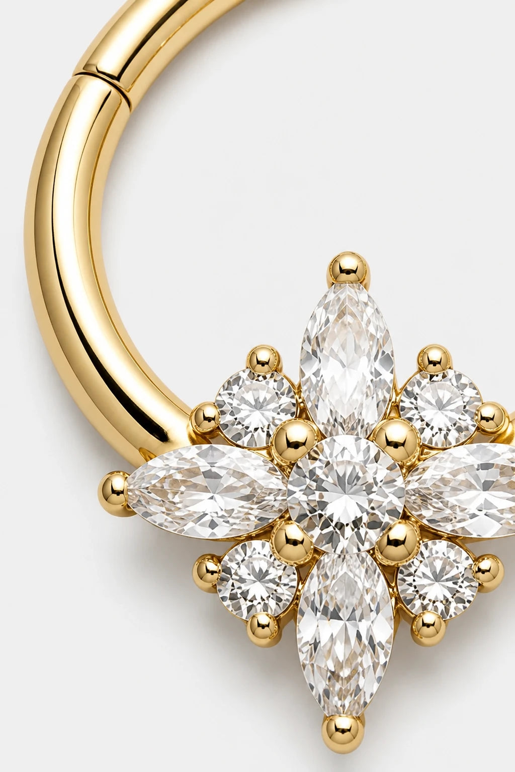 14k Gold Piercing Clicker mit Blütenmotiv · Yellow Gold · Studio 2/3 Macro