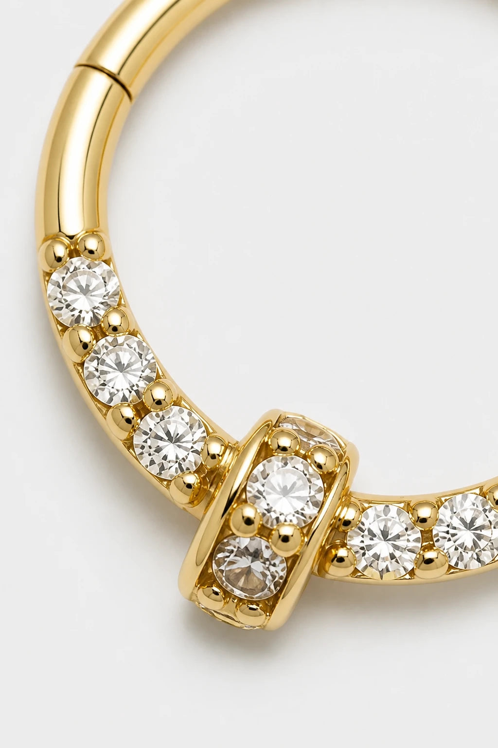 14k Gold Piercing Clicker mit Pavé-Zirkonia · Yellow Gold · Studio 2/3 Macro