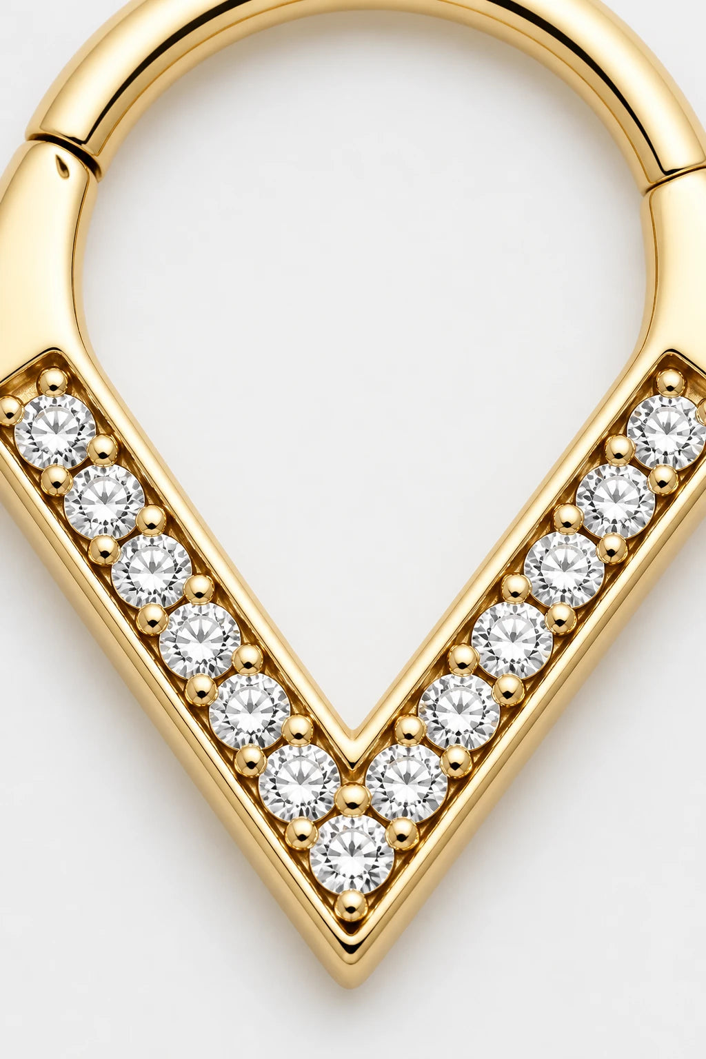 14k Gold Piercing Clicker mit V-Form · Yellow Gold · Studio 2/3 Macro