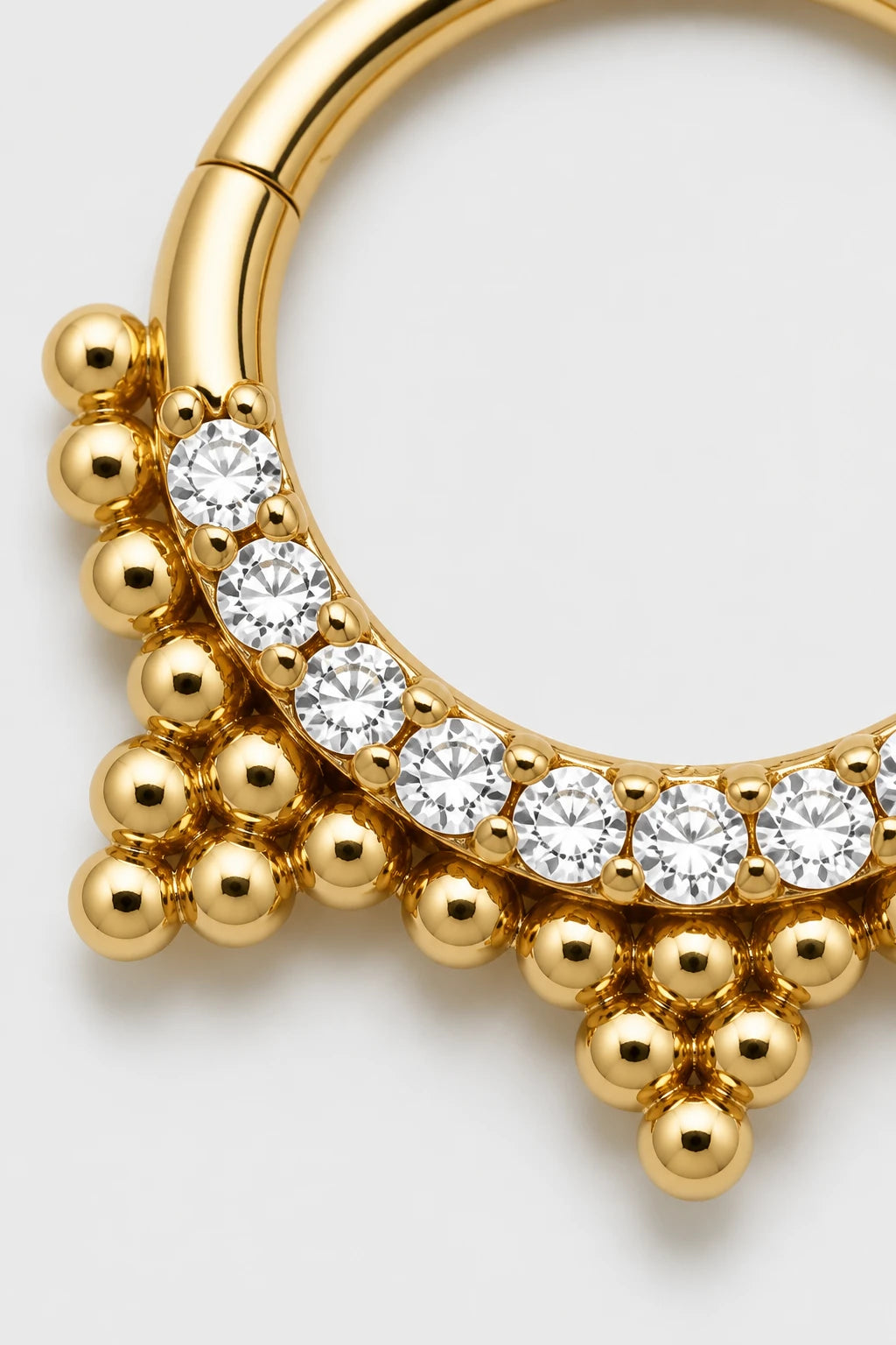 14k Gold Piercing Clicker mit Kugelstruktur · Yellow Gold · Studio 2/3 Macro