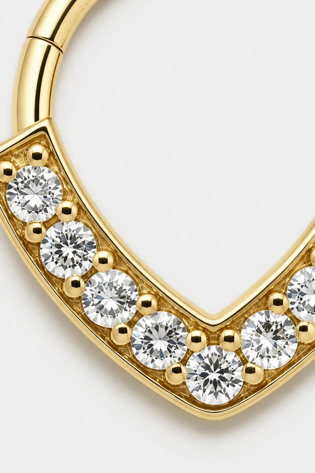 14k Gold Piercing Clicker mit V-Form · Yellow Gold · Studio 2/3 Macro