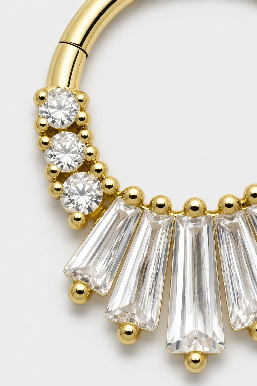 14k Gold Piercing Clicker mit Baguette-Zirkonia · Yellow Gold · Studio 2/3 Macro