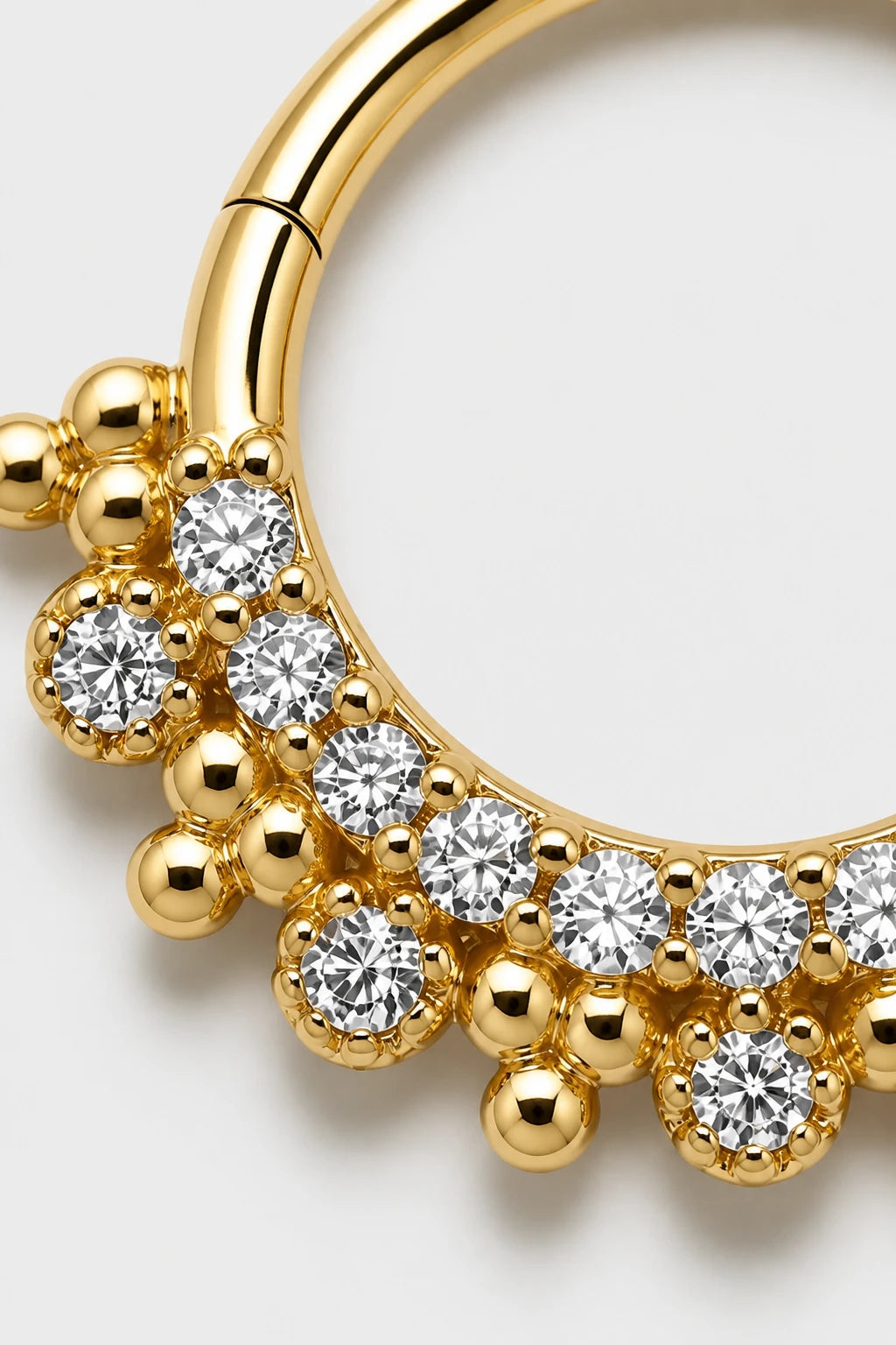 14k Gold Piercing Clicker mit Zirkonia-Cluster · Yellow Gold · Studio 2/3 Macro