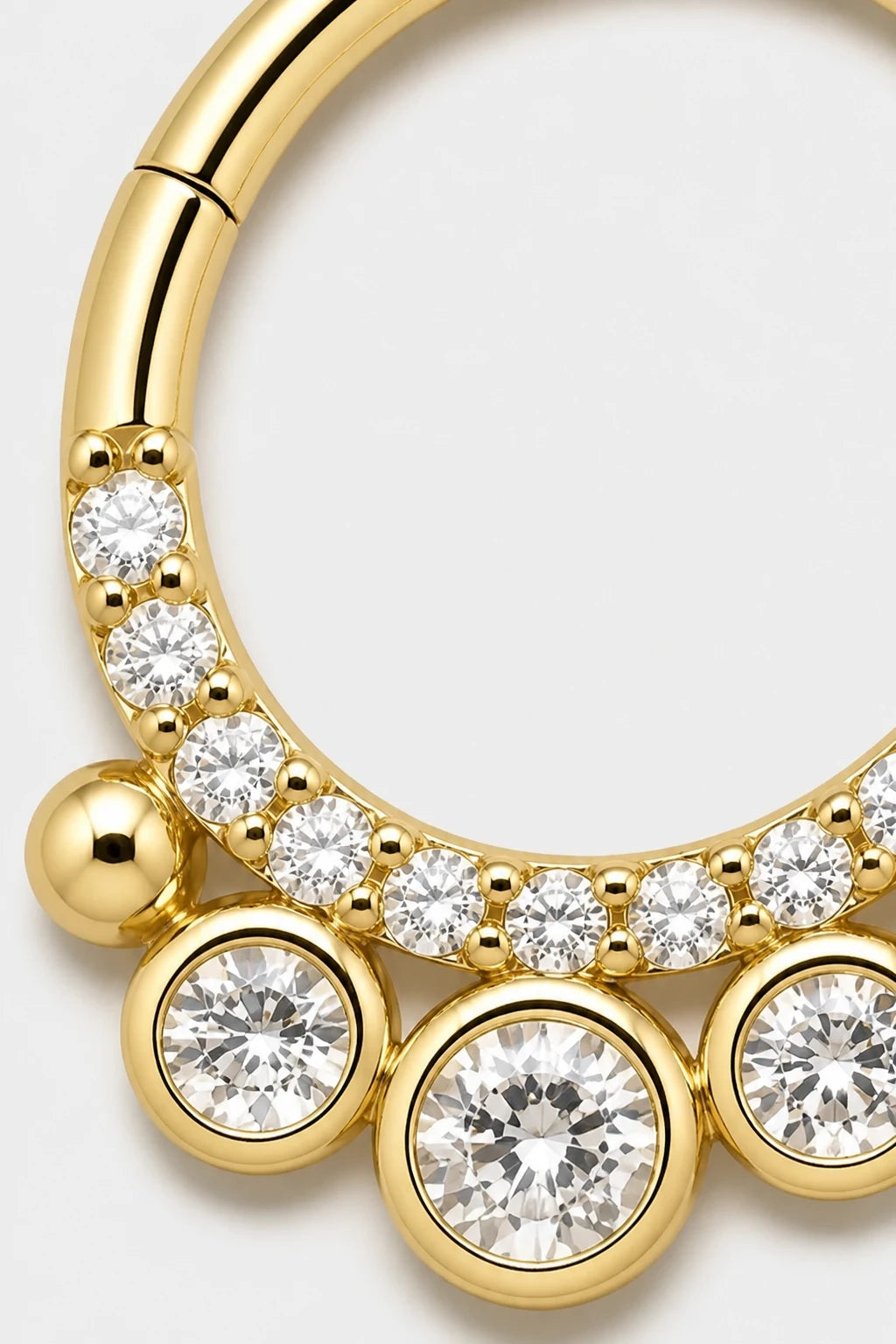 14k Gold Piercing Clicker mit Kugelstruktur · Yellow Gold · Studio 2/3 Macro