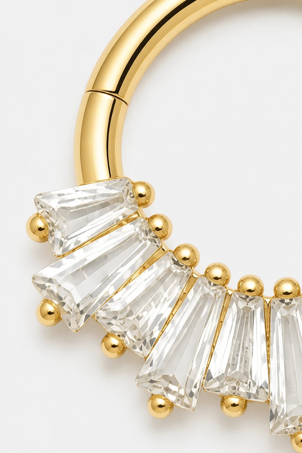 14k Gold Piercing Clicker mit Baguette-Zirkonia · Yellow Gold · Studio 2/3 Macro
