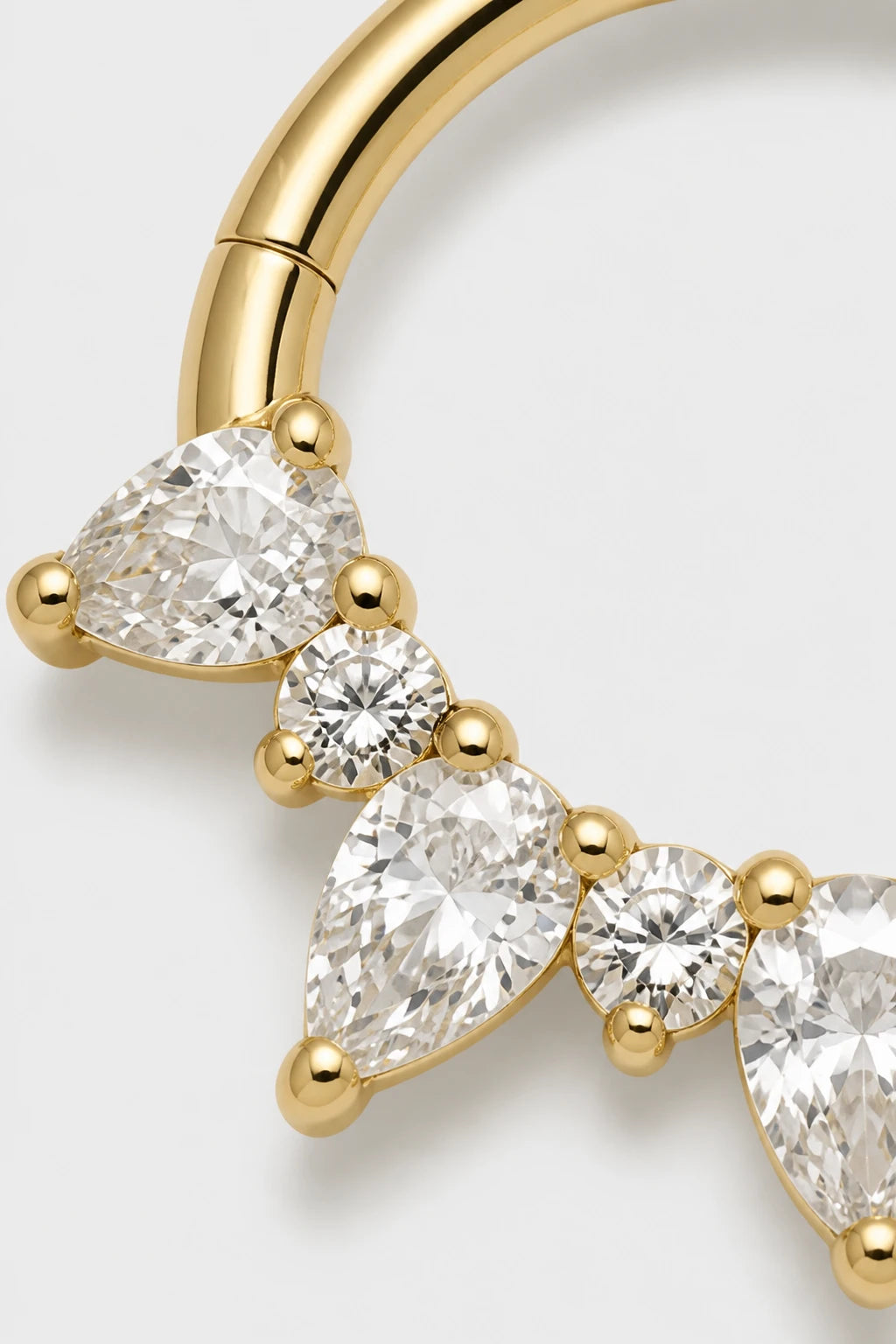 14k Gold Piercing Clicker mit Tropfen-Zirkonia · Yellow Gold · Studio 2/3 Macro