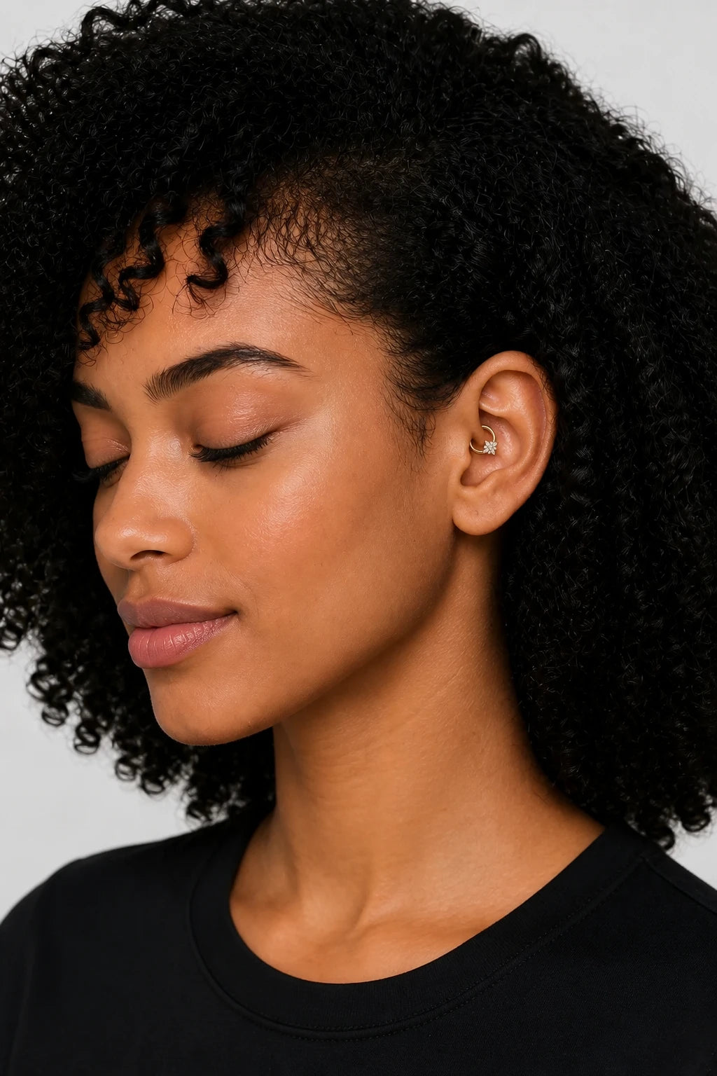 14k Gold Piercing Clicker mit Blütenmotiv · Yellow Gold · D Stack 4/6 Eyes Pose Copy