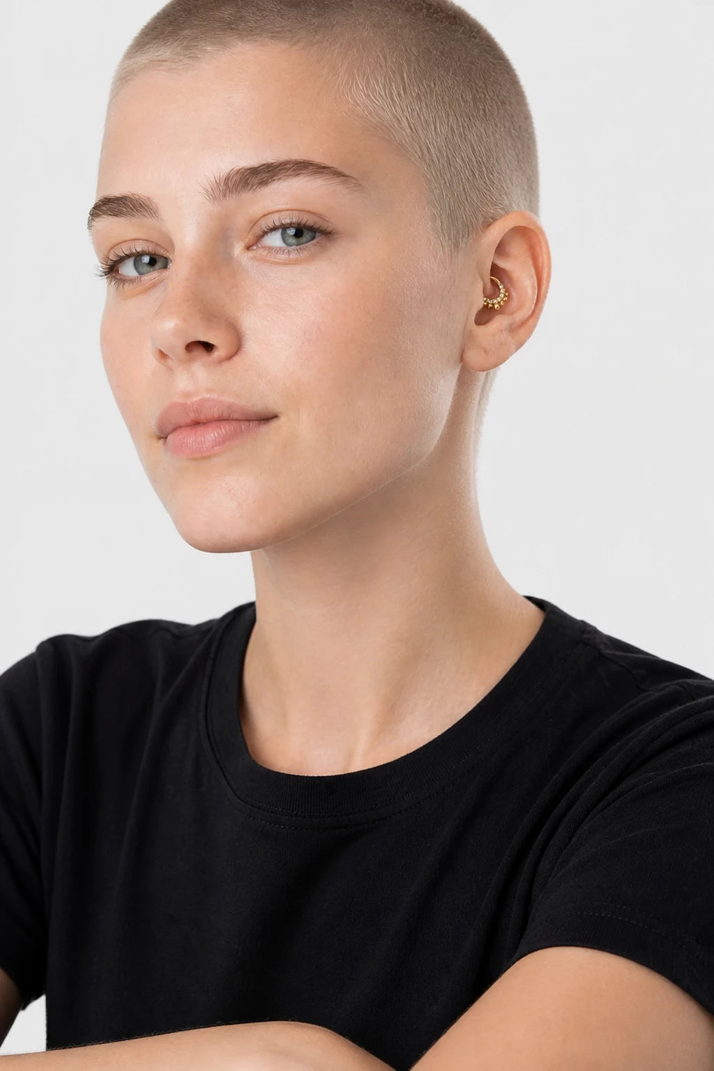 14k Gold Piercing Clicker mit Zirkonia-Cluster · Yellow Gold · D Stack 4/6 Eyes Pose Copy