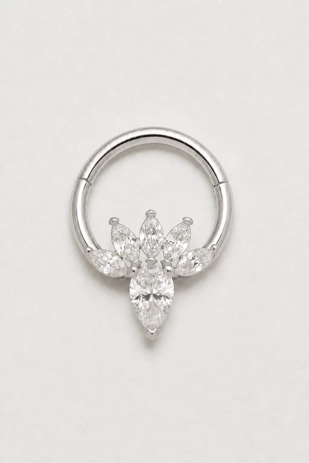 14k Gold Piercing Clicker mit Blütenmotiv · White Gold · Studio 1/3 Guided