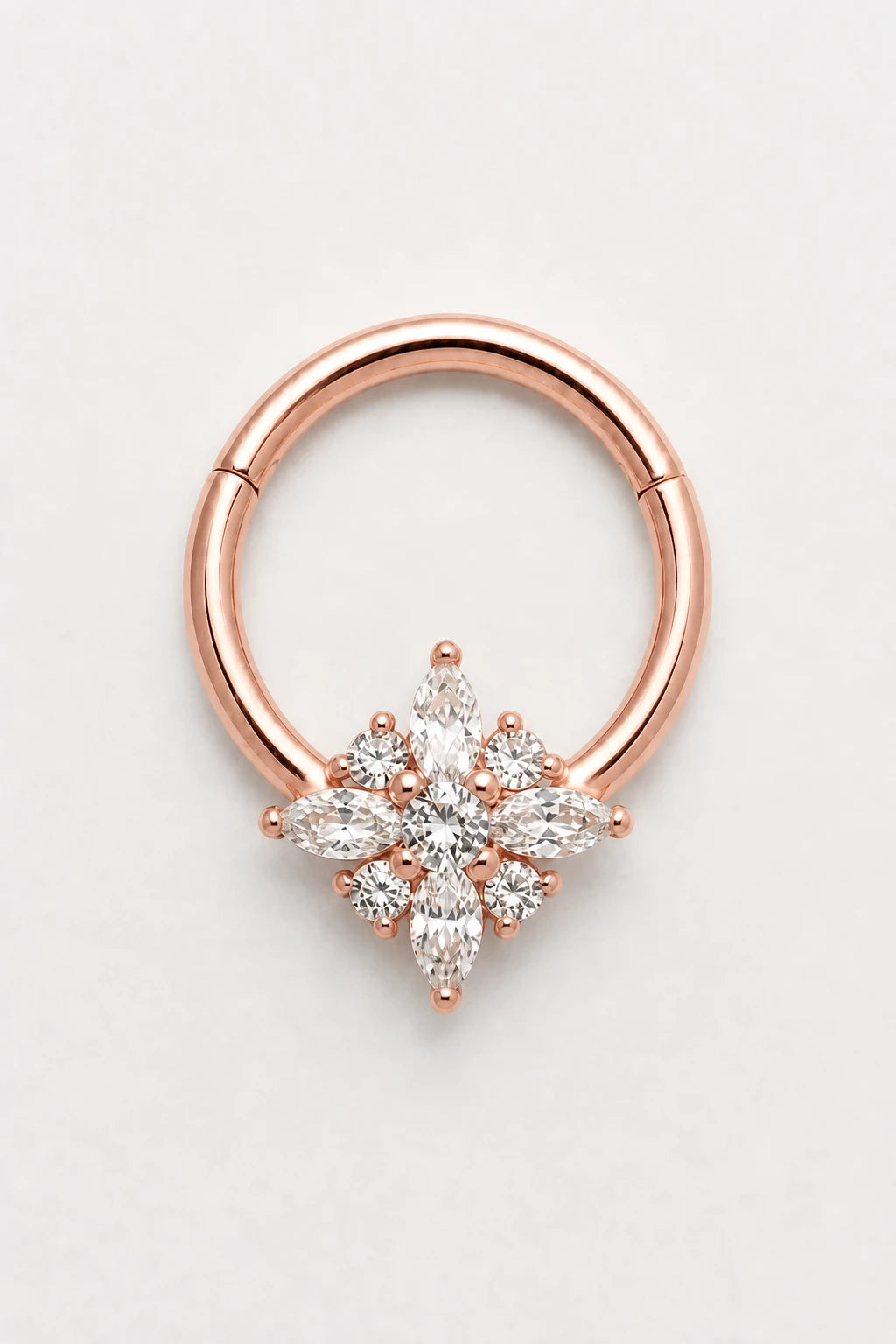 14k Gold Piercing Clicker mit Blütenmotiv · Rose Gold · Studio 1/3 Guided