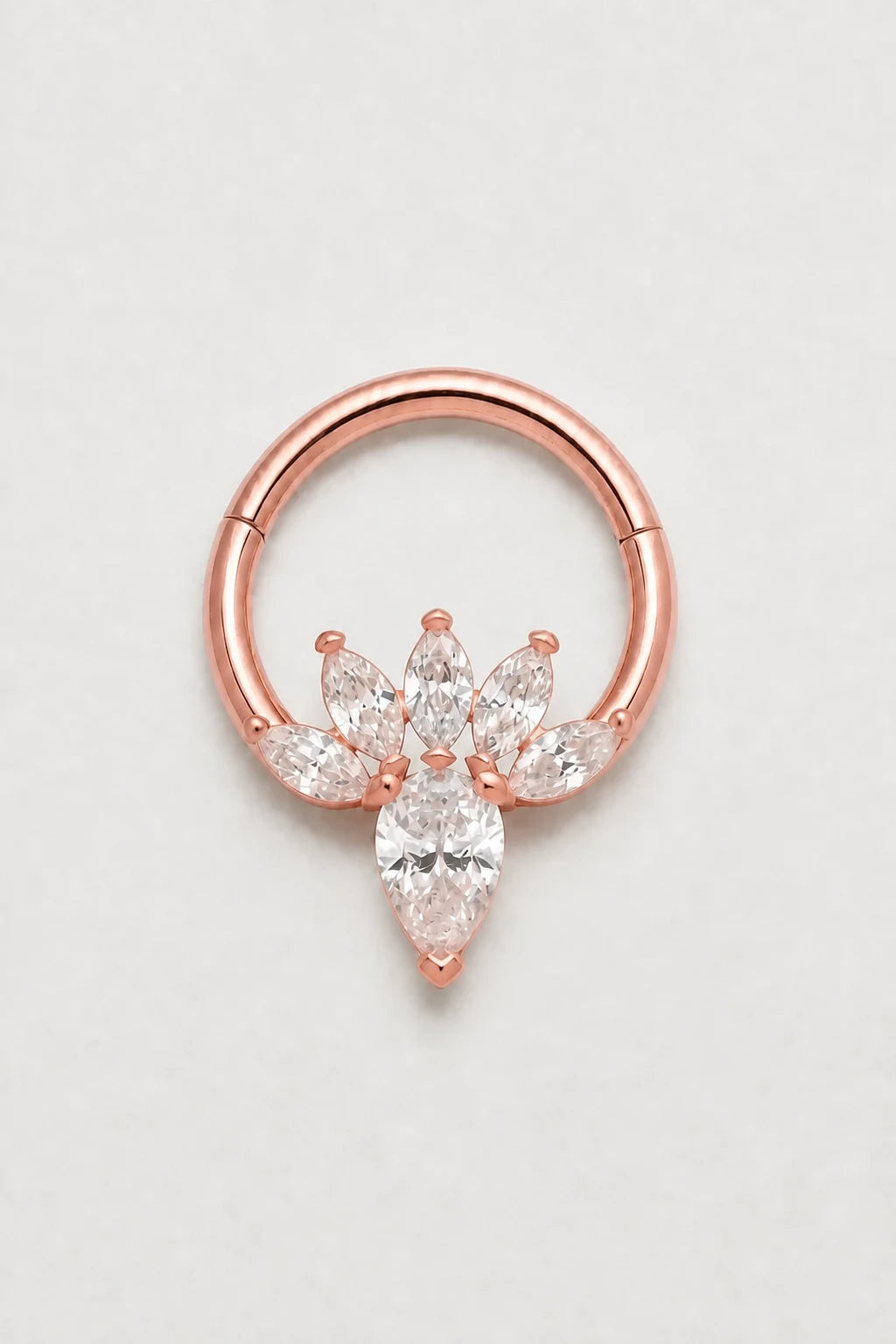 14k Gold Piercing Clicker mit Blütenmotiv · Rose Gold · Studio 1/3 Guided