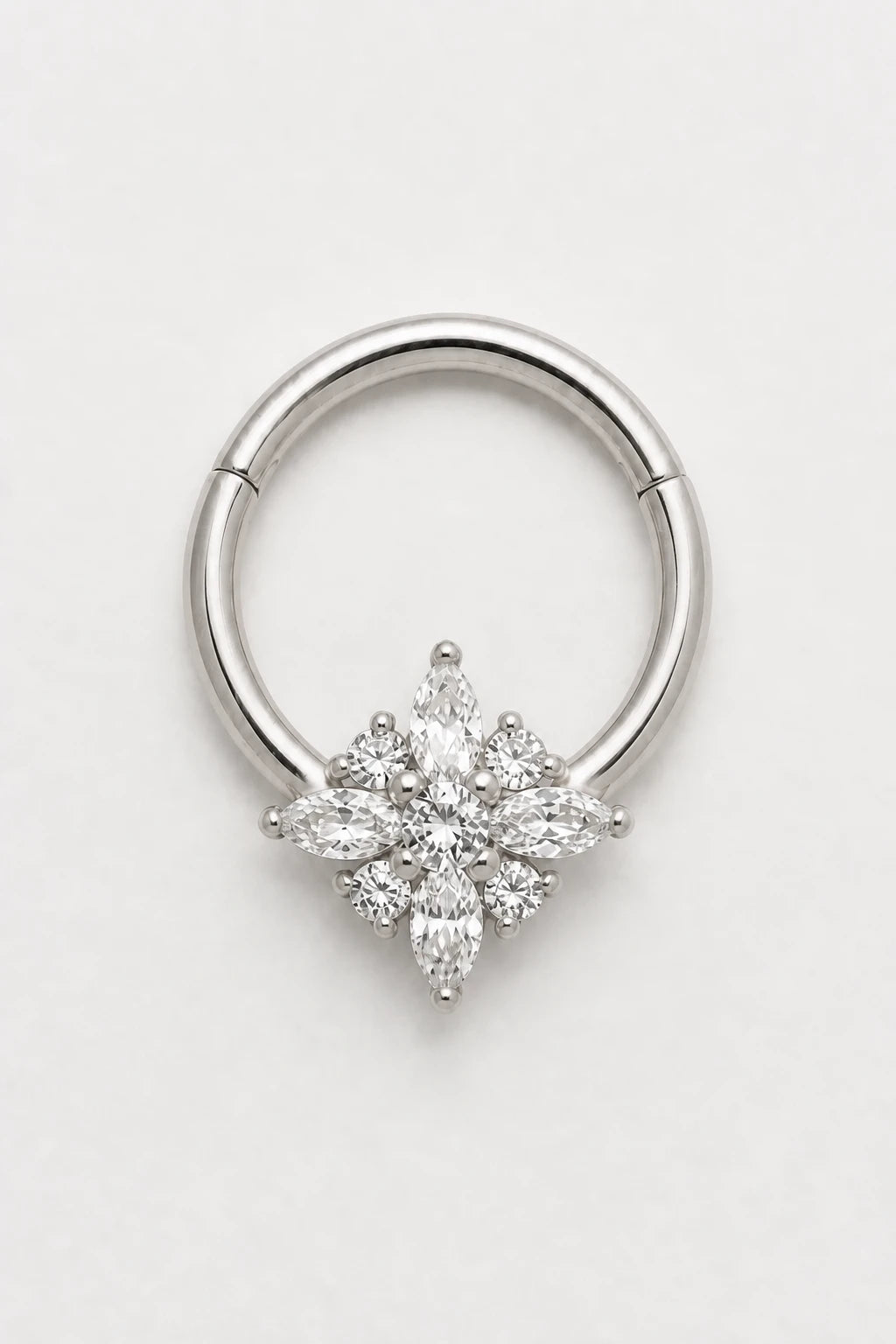 14k Gold Piercing Clicker mit Blütenmotiv · White Gold · Studio 1/3 Guided