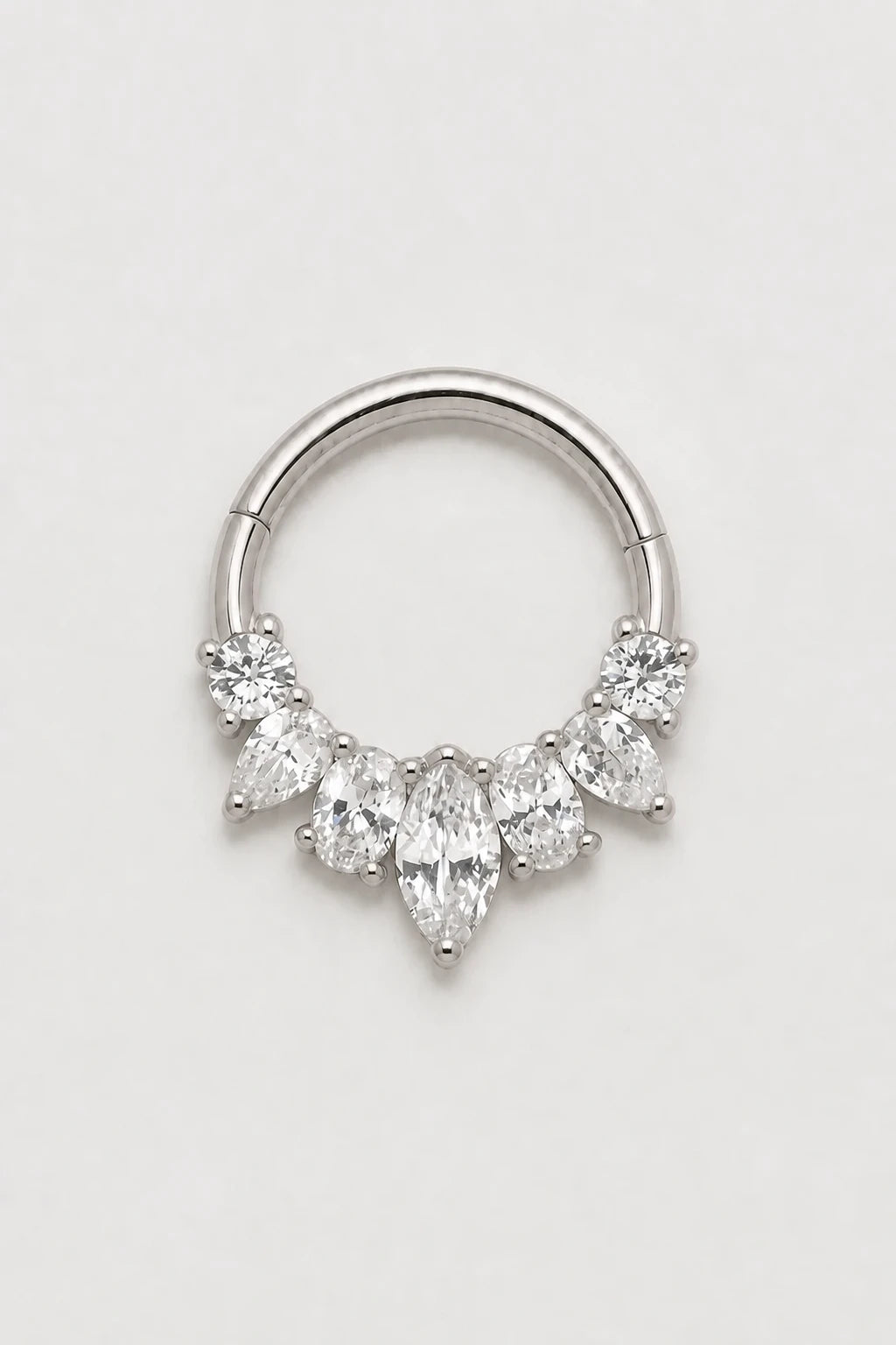 14k Gold Piercing Clicker mit Zirkonia-Cluster · White Gold · Studio 1/3 Guided