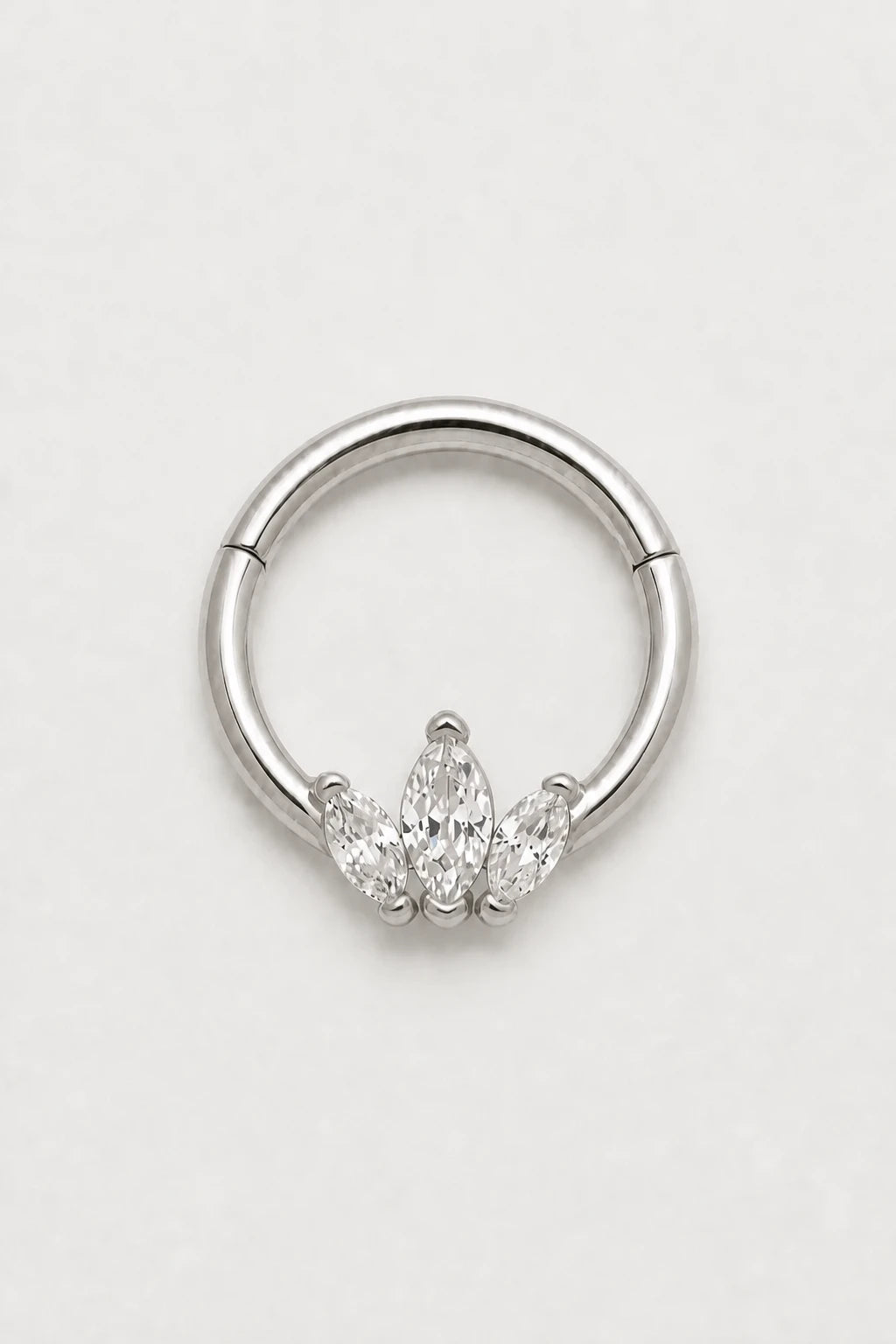 14k Gold Piercing Clicker mit drei Marquise-Zirkonia · White Gold · Studio 1/3 Guided