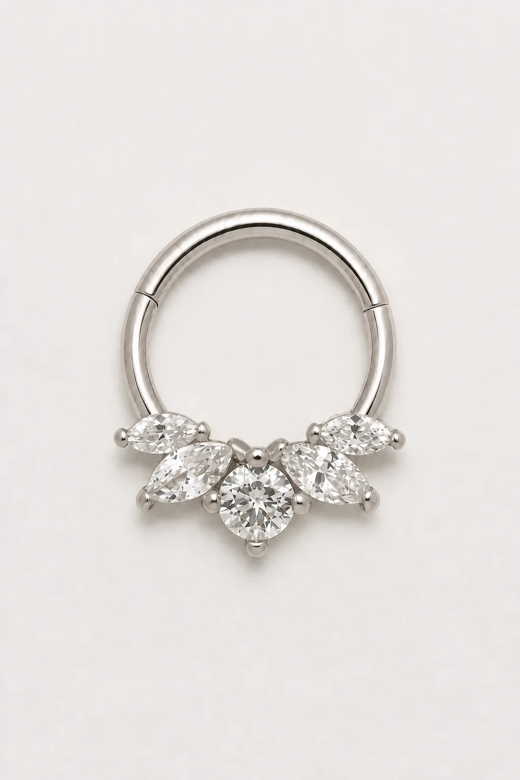14k Gold Piercing Clicker mit Marquise-Zirkonia · White Gold · Studio 1/3 Guided