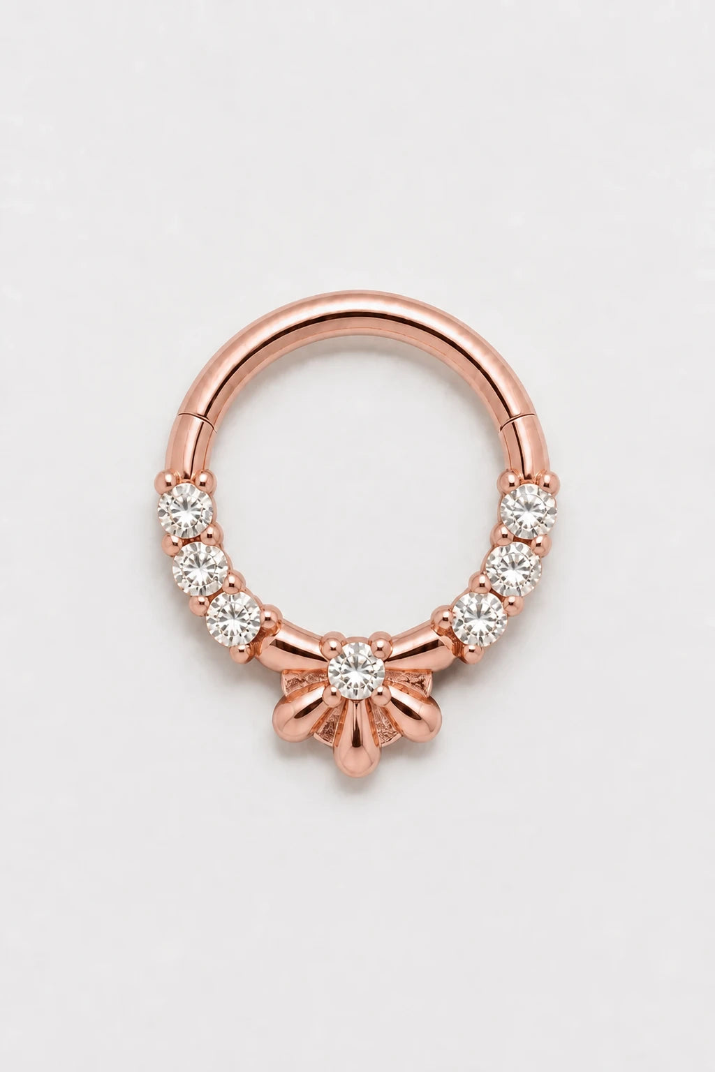 14k Gold Piercing Clicker mit Blütenmotiv · Rose Gold · Studio 1/3 Guided