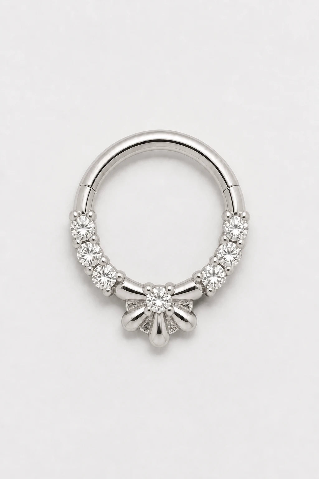 14k Gold Piercing Clicker mit Blütenmotiv · White Gold · Studio 1/3 Guided