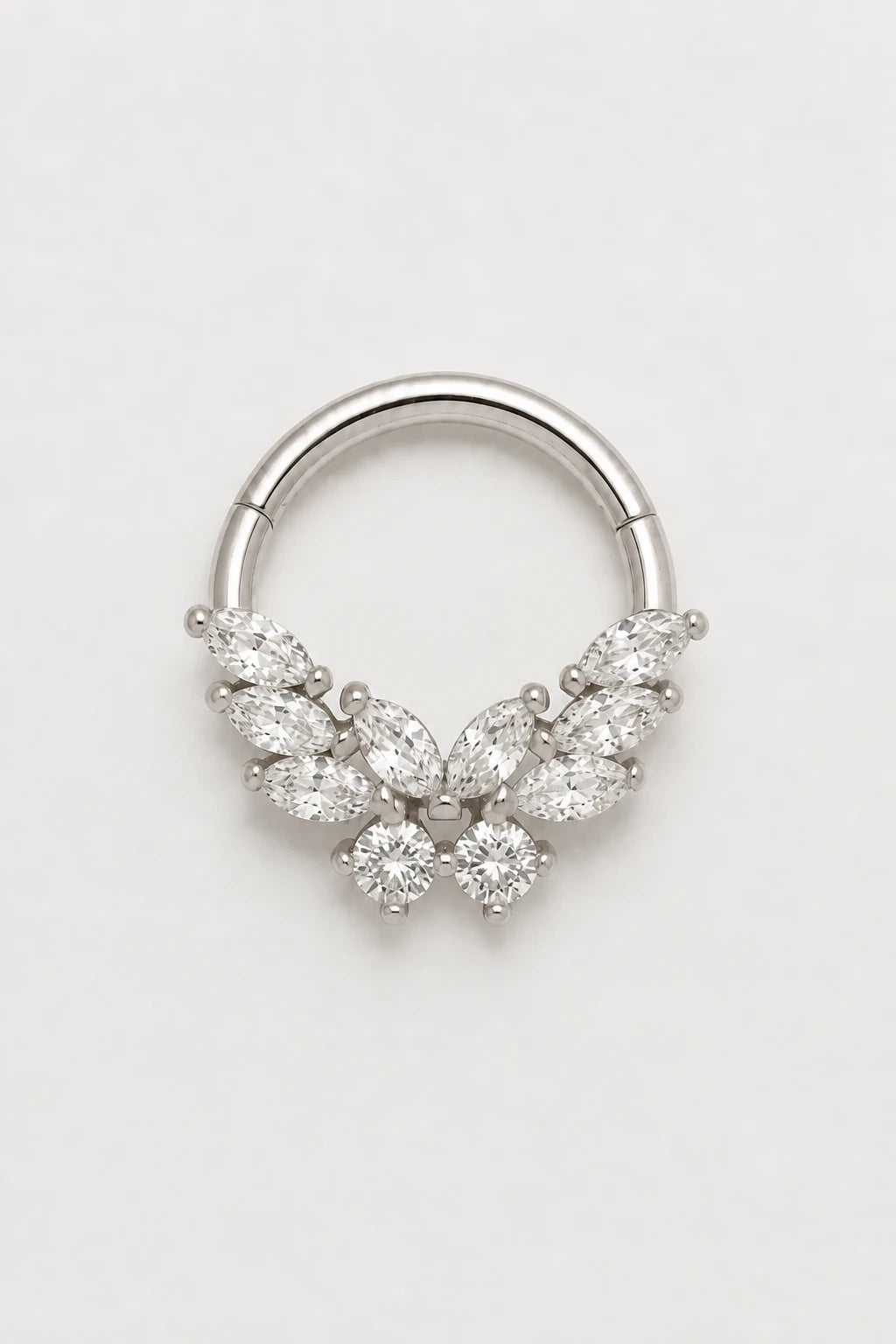 14k Gold Piercing Clicker mit Blütenmotiv · White Gold · Studio 1/3 Guided