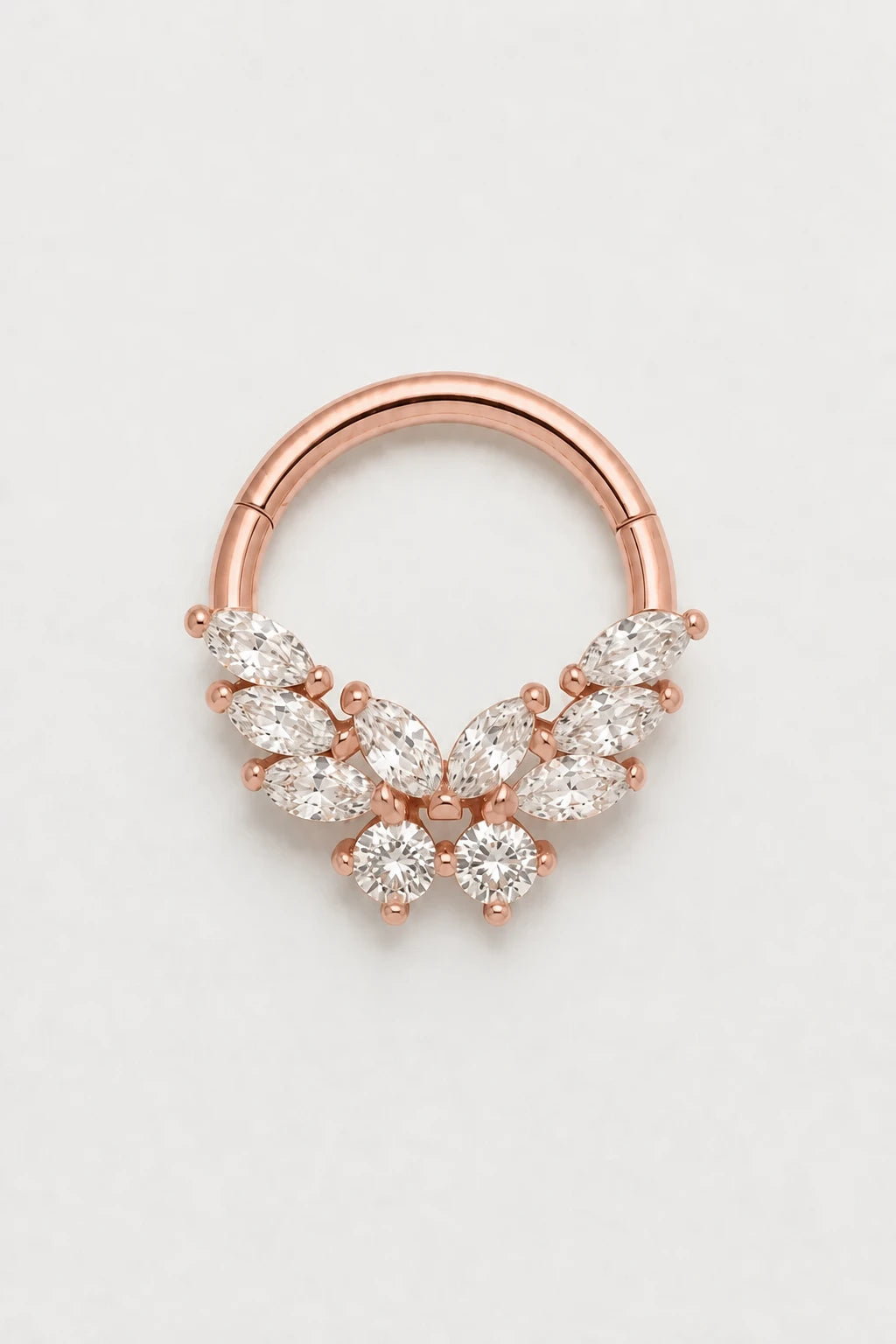 14k Gold Piercing Clicker mit Blütenmotiv · Rose Gold · Studio 1/3 Guided