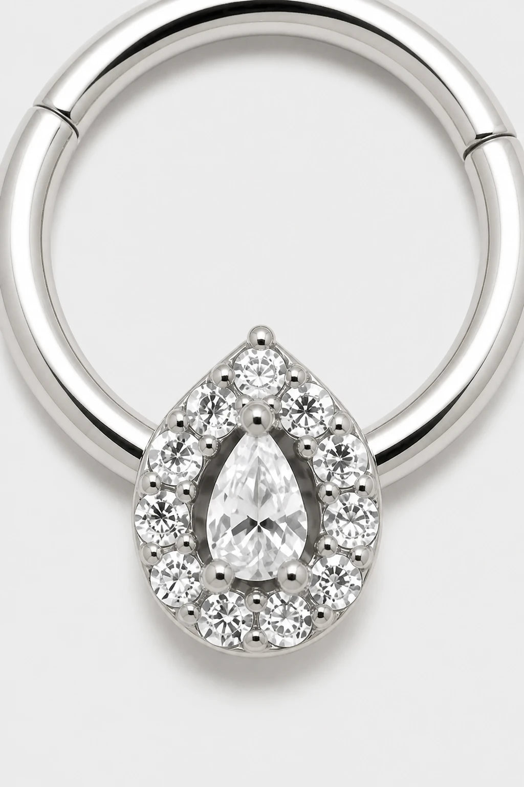 14k Gold Piercing Clicker mit Tropfen-Zirkonia · White Gold · Studio 2/3 Macro