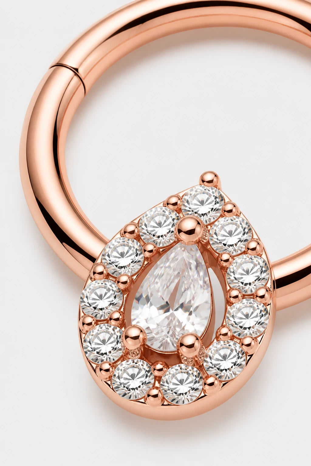 14k Gold Piercing Clicker mit Tropfen-Zirkonia · Rose Gold · Studio 2/3 Macro