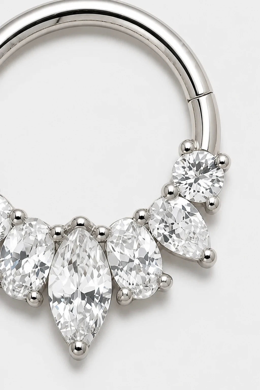 14k Gold Piercing Clicker mit Zirkonia-Cluster · White Gold · Studio 2/3 Macro