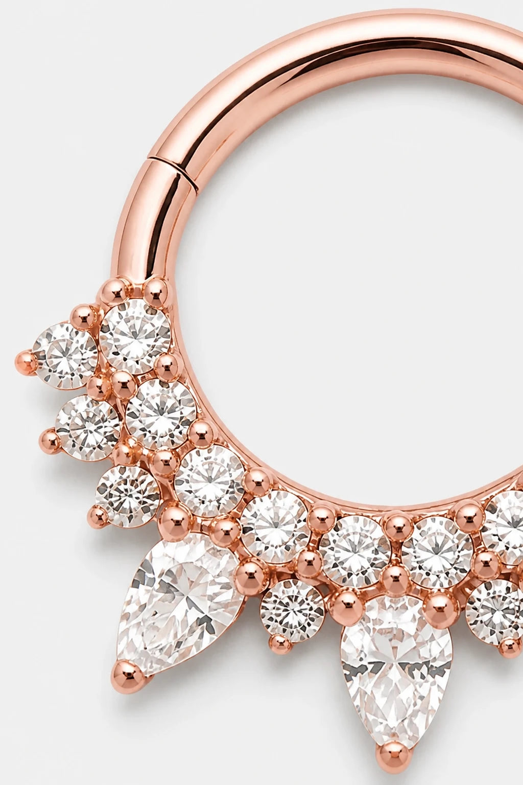 14k Gold Piercing Clicker mit Tropfen-Zirkonia · Rose Gold · Studio 2/3 Macro