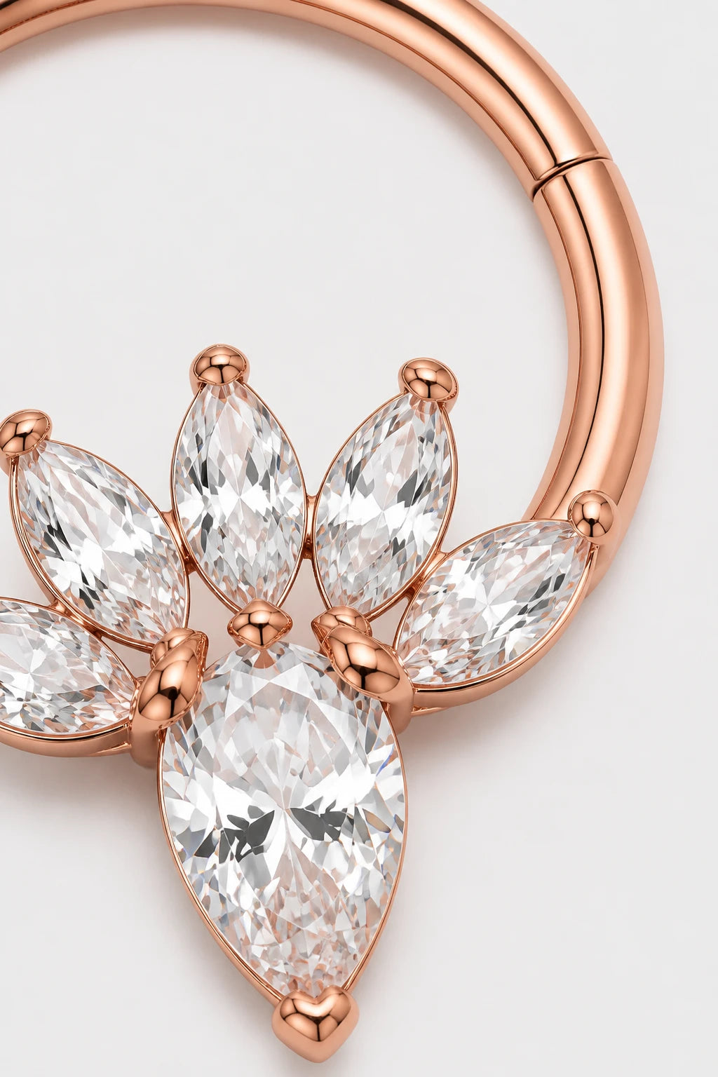 14k Gold Piercing Clicker mit Blütenmotiv · Rose Gold · Studio 2/3 Macro