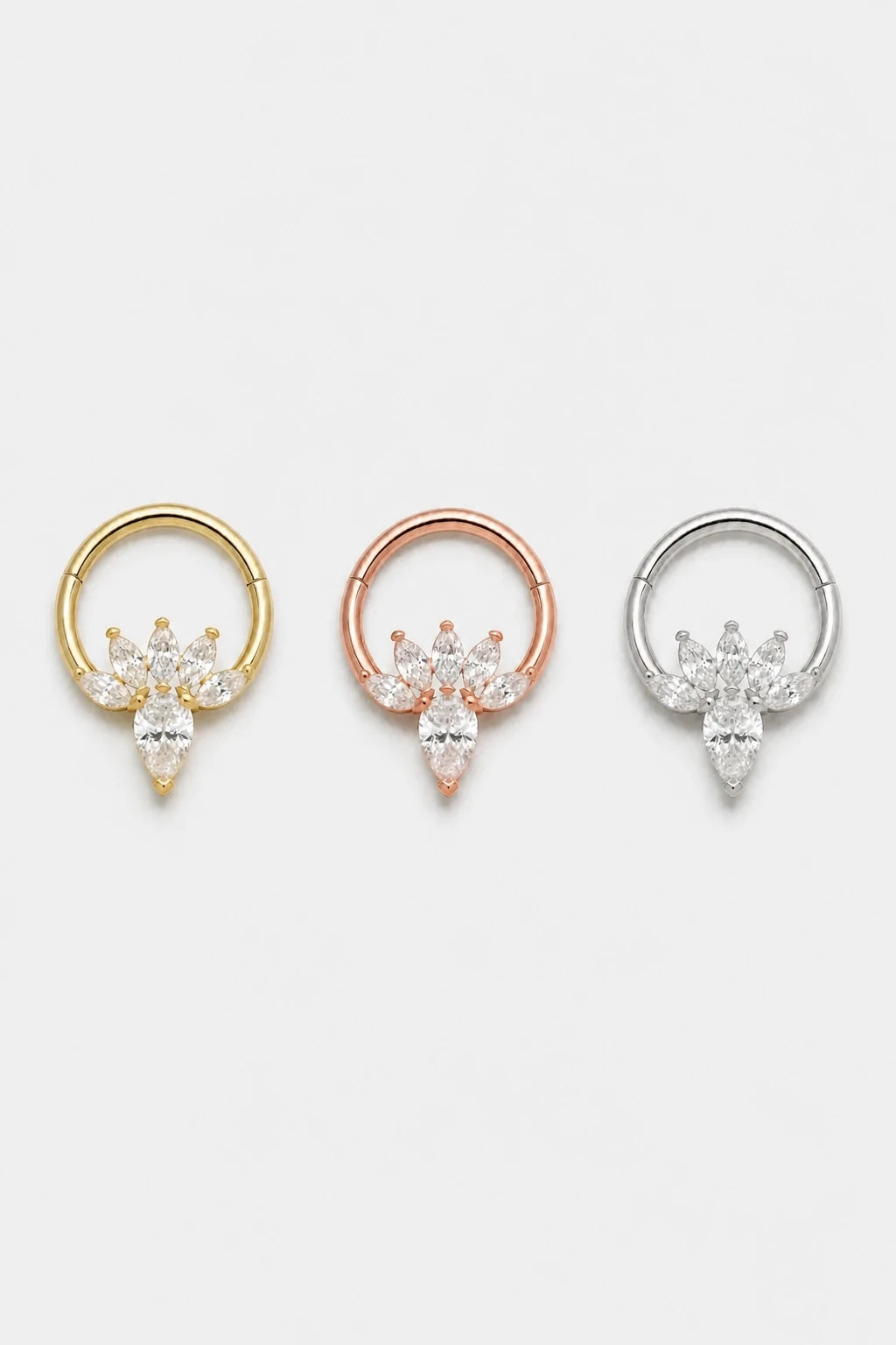 14k Gold Piercing Clicker mit Blütenmotiv · Yellow Gold · Studio 5/5 Colorways