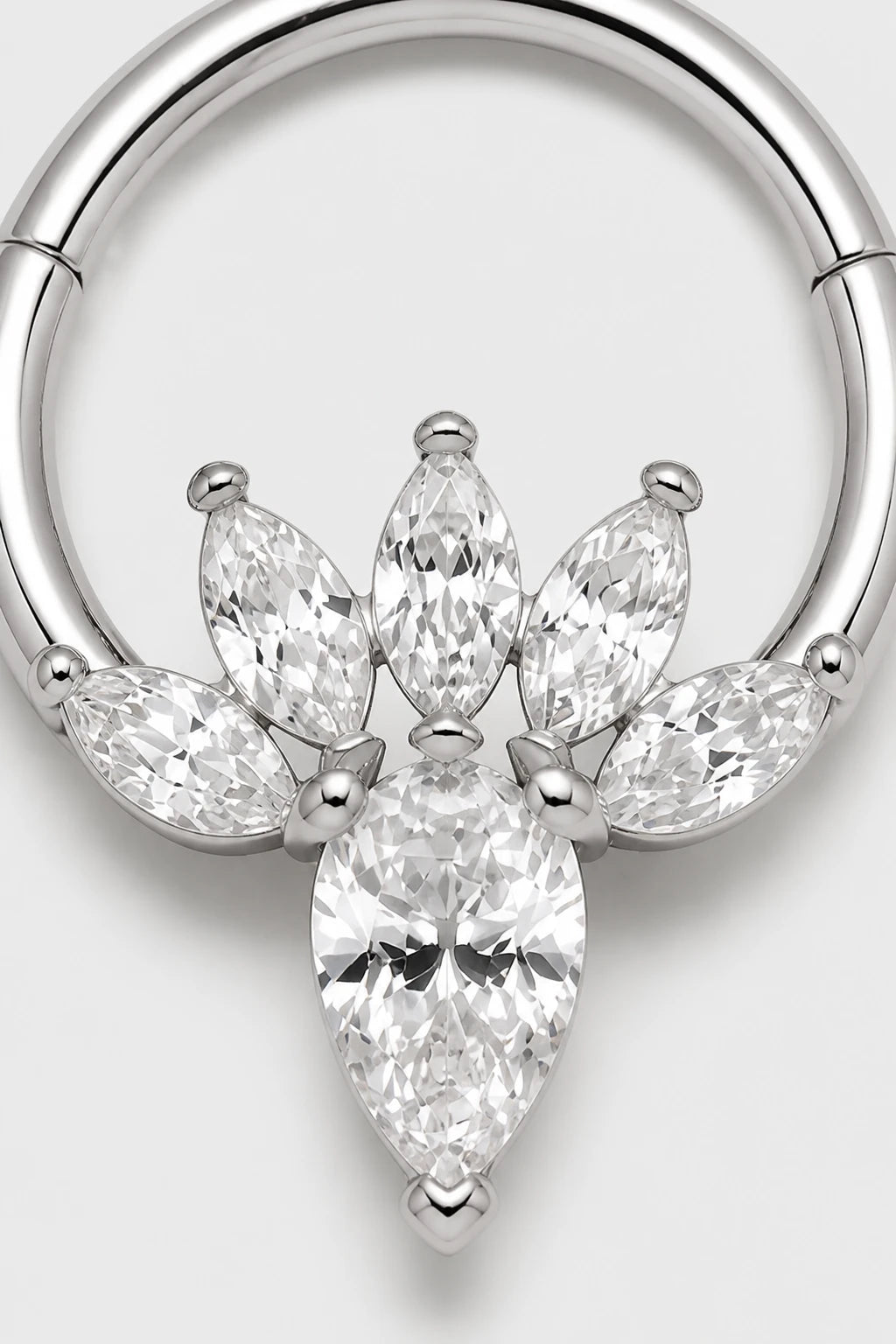 14k Gold Piercing Clicker mit Blütenmotiv · White Gold · Studio 2/3 Macro