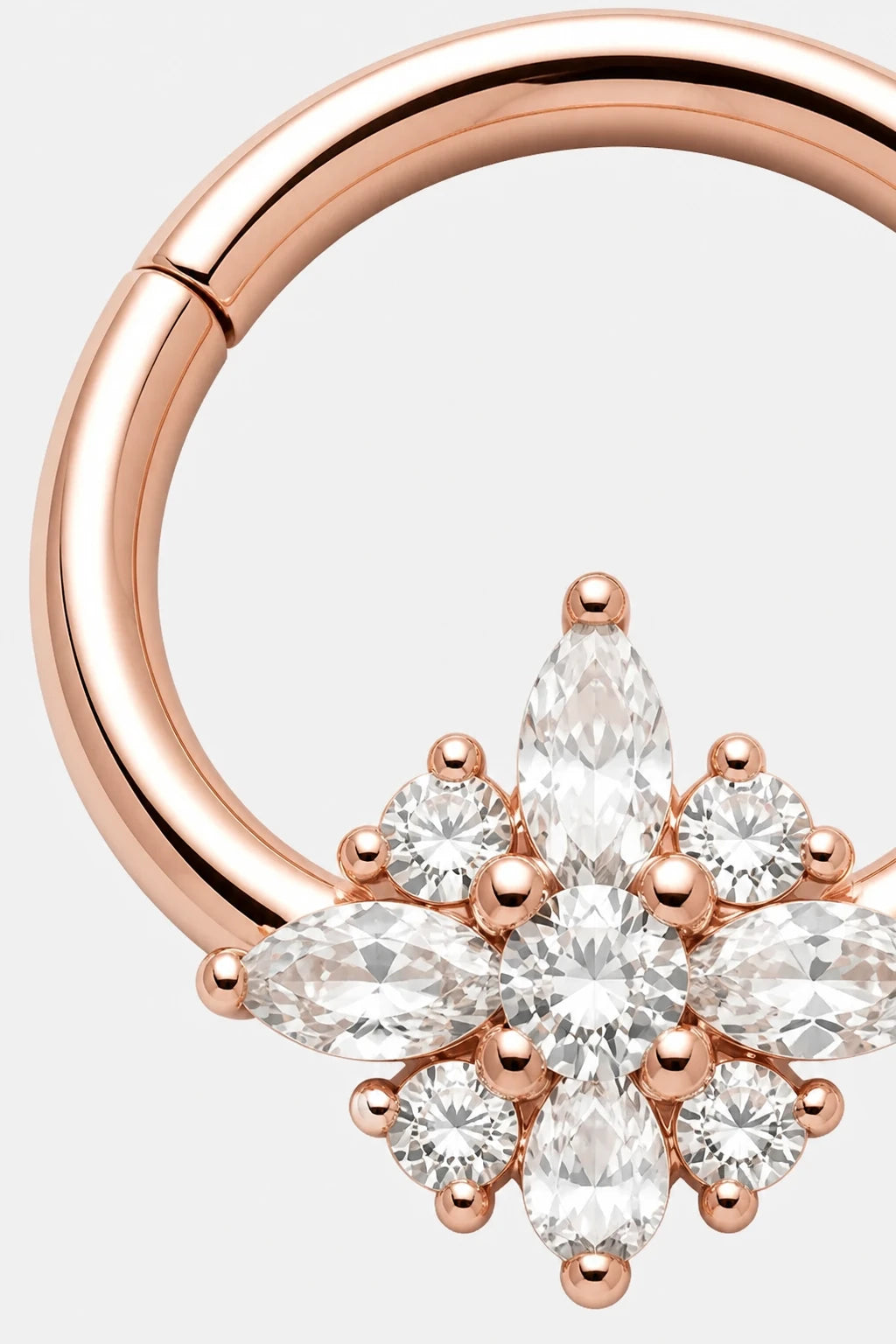 14k Gold Piercing Clicker mit Blütenmotiv · Rose Gold · Studio 2/3 Macro