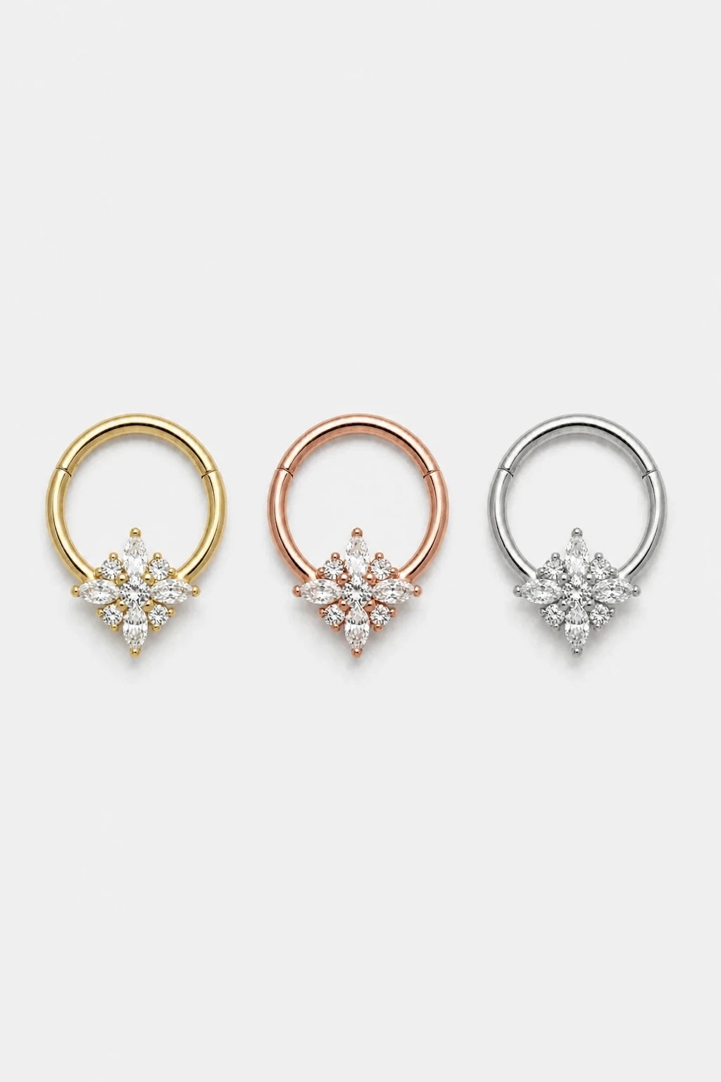 14k Gold Piercing Clicker mit Blütenmotiv · Yellow Gold · Studio 5/5 Colorways