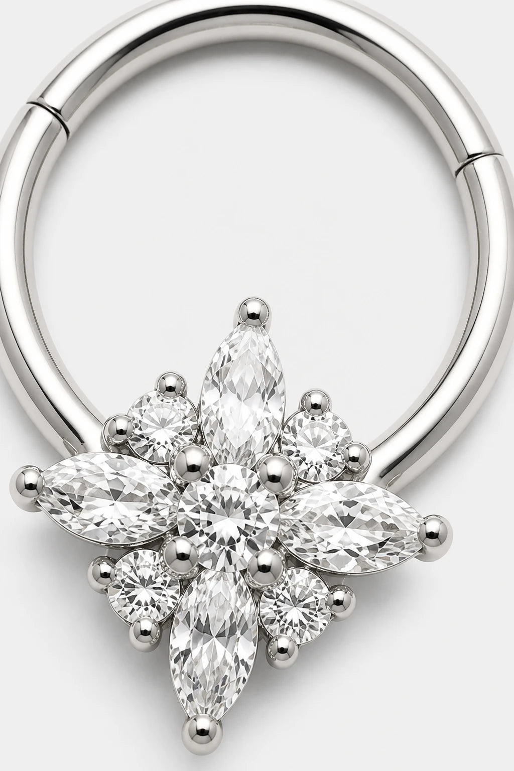 14k Gold Piercing Clicker mit Blütenmotiv · White Gold · Studio 2/3 Macro
