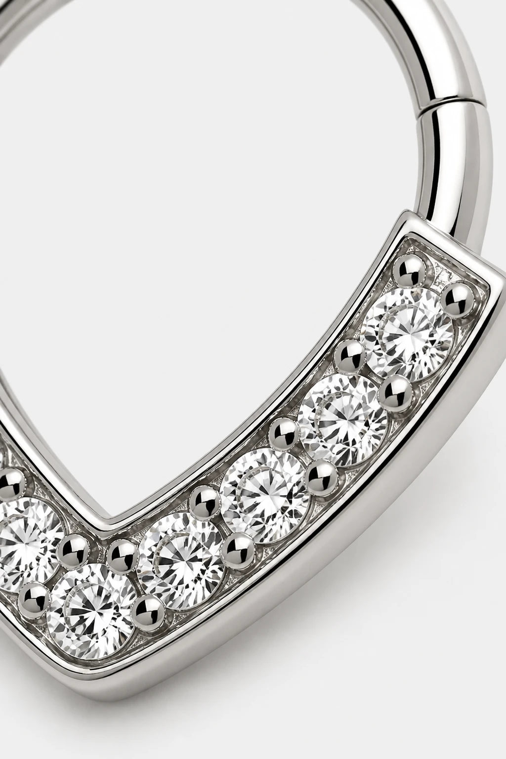14k Gold Piercing Clicker mit V-Form · White Gold · Studio 2/3 Macro