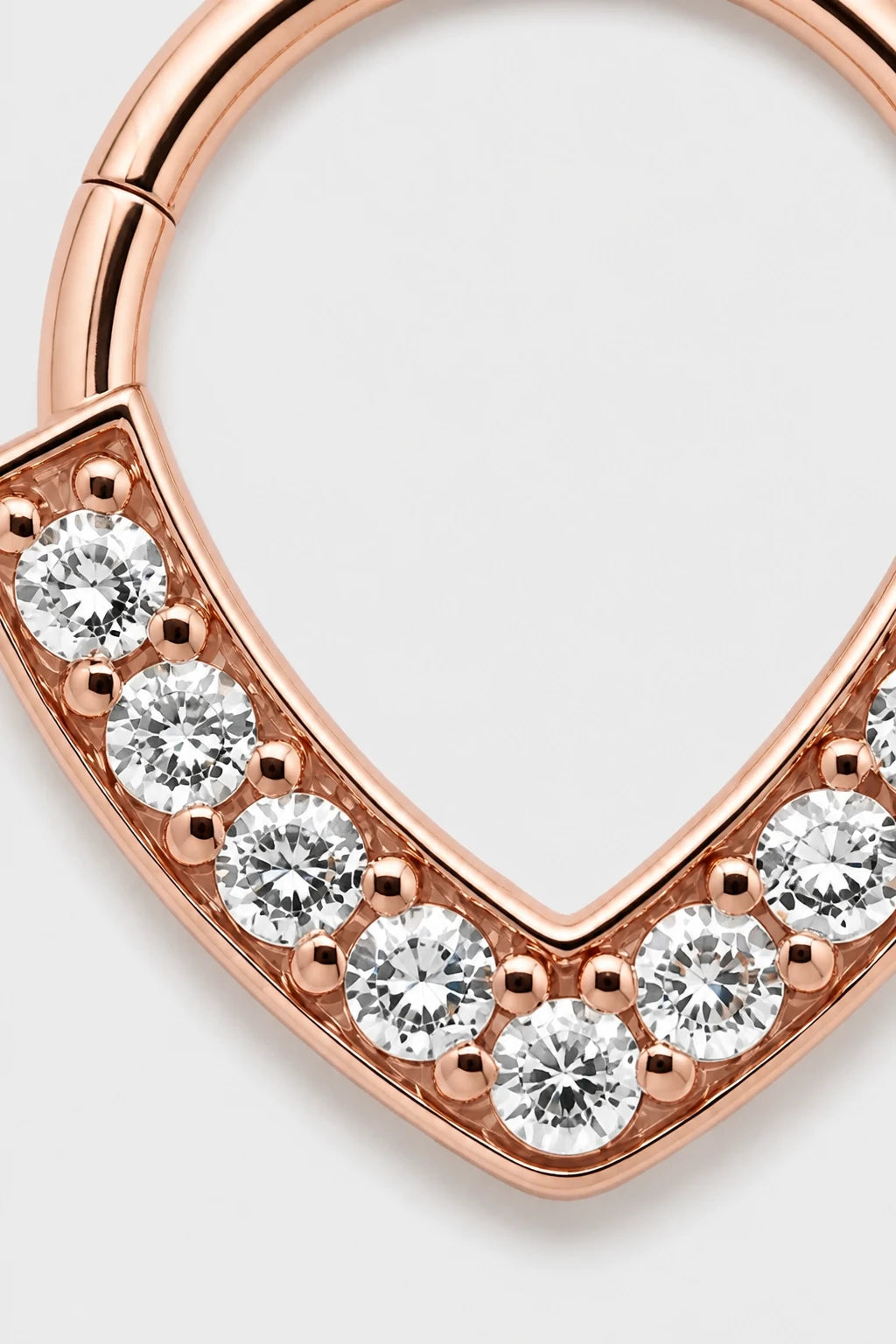 14k Gold Piercing Clicker mit V-Form · Rose Gold · Studio 2/3 Macro