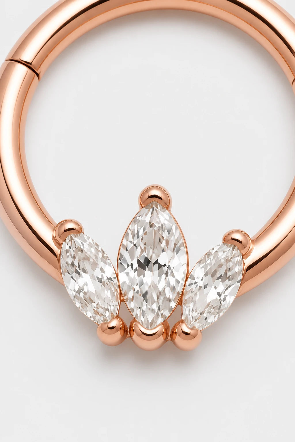 14k Gold Piercing Clicker mit drei Marquise-Zirkonia · Rose Gold · Studio 2/3 Macro