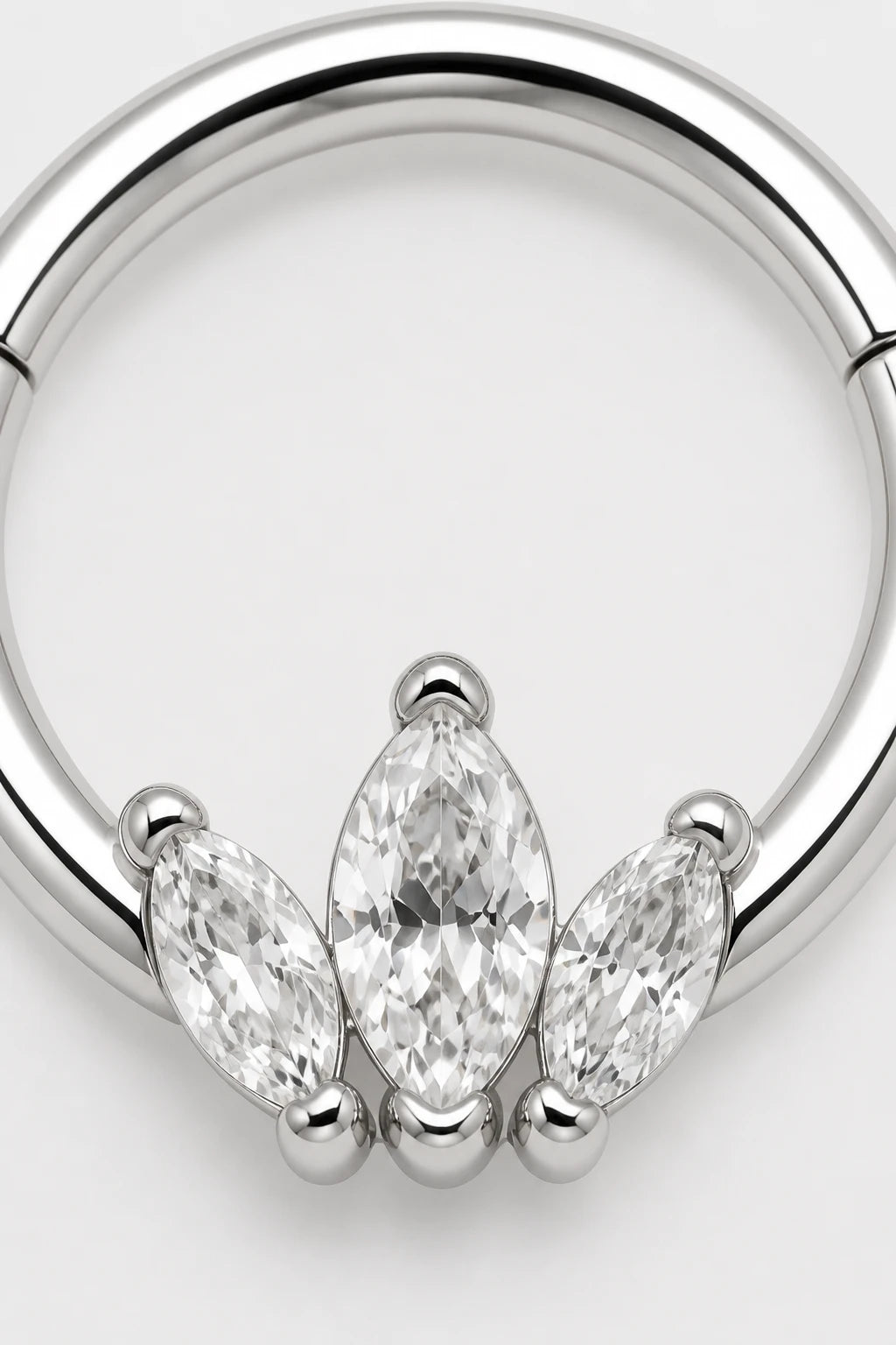 14k Gold Piercing Clicker mit drei Marquise-Zirkonia · White Gold · Studio 2/3 Macro